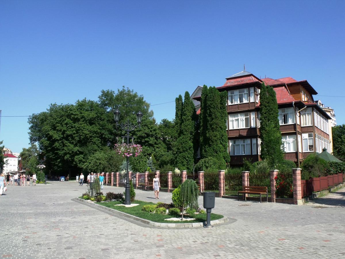 Сонячна Hotel Truskavets Ngoại thất bức ảnh